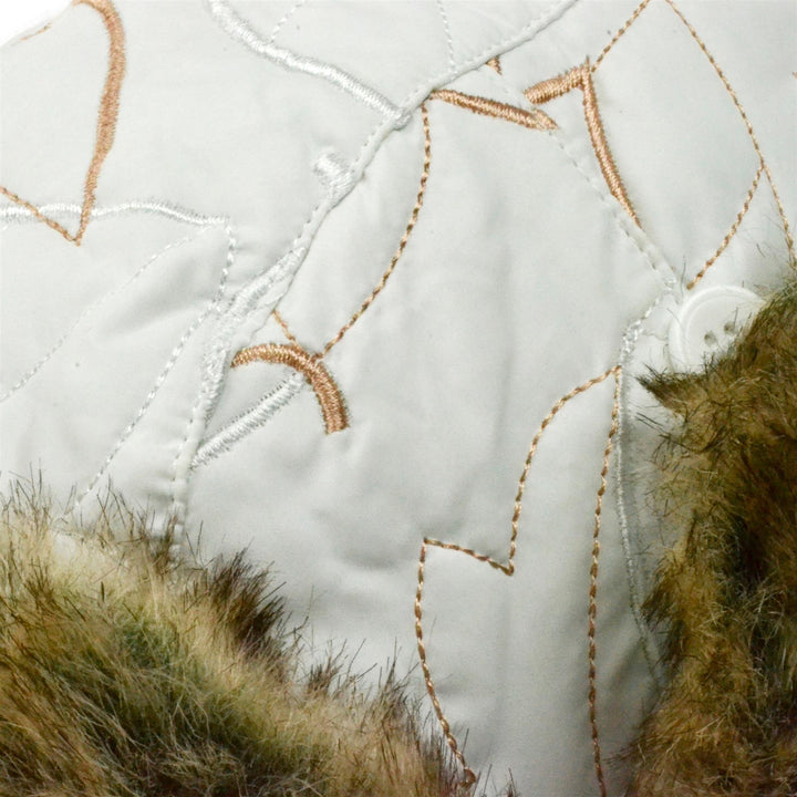 Trapper hat with gold pattern and faur fur trim - White