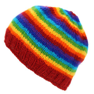 Handgestrickte Beanie-Mütze aus Wolle – gestreift in hellem Regenbogen