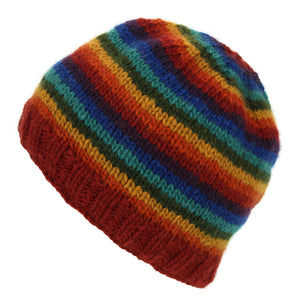 Handgestrickte Beanie-Mütze aus Wolle – gestreift in dunklem Regenbogen