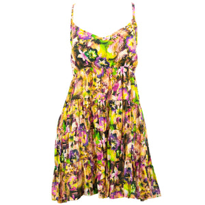 Stufenförmiges Sommerkleid mit Frühlingsranken