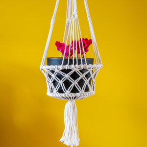 Makramee-Pflanzgefäß zum Aufhängen aus handgeflochtenem Seil – groß (19 cm Topf)