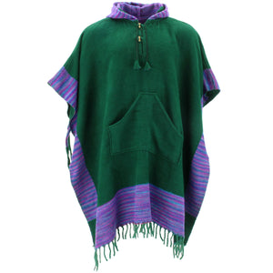 Weicher Tibet-Poncho mit Kapuze aus veganer Wolle – Racing Green Purple