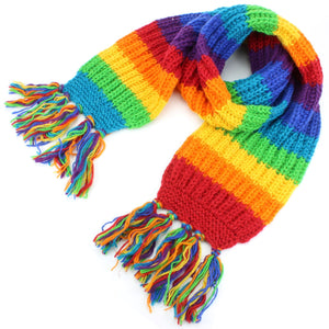 Langer, grob gestrickter, gestreifter Schal aus Wolle – Regenbogen