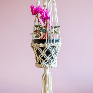 Makramee-Pflanzgefäß zum Aufhängen aus handgeflochtenem Seil – klein (9 cm Topf)
