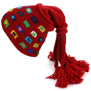 Bonnet à pompons en tricot de laine - carré rouge
