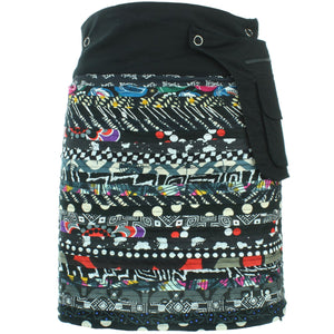 Vendbar knælang nederdel med trykknapper - sorte patchstrimler / kalejdoskop