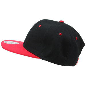 Snapback-Kappe mit kontrastierendem Schirm und flachem Schirm – Schwarz und Rot