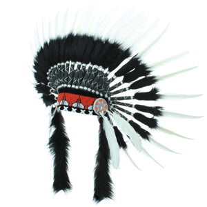 Kopfschmuck eines Häuptlings der amerikanischen Ureinwohner - schwarz-weiß