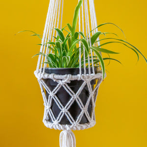 Makramee-Pflanzgefäß zum Aufhängen aus handgeflochtenem Seil – mittelgroß (14 cm Topf)