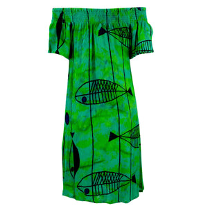 Gerafftes, bequemes Kleid – Fisch in grüner Waschung
