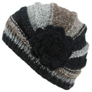 Damen-Mütze in Muschelform aus dickem Wollstrick mit seitlicher Blume – Schwarz