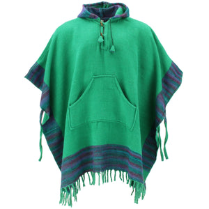 Weicher Tibet-Poncho mit Kapuze aus veganer Wolle – grün-lila