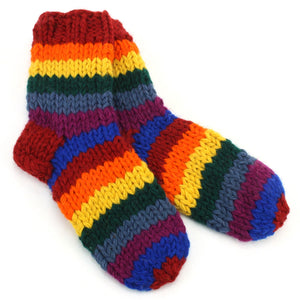 Handgestrickte Knöchelsocken aus Wolle – gestreifter Regenbogen