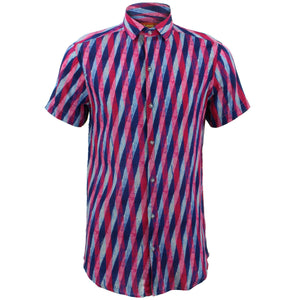 Tailliert geschnittenes Kurzarmhemd – überlappendes Art-Déco-Design
