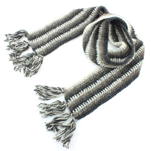 Écharpe longue et étroite en grosse laine tricotée - gris et avoine