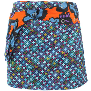 Vendbar mini-nederdel med trykknapper - diamantblok / ikat-blomstret