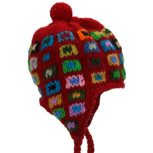 Bonnet à pompon en tricot de laine avec oreillettes - carré rouge