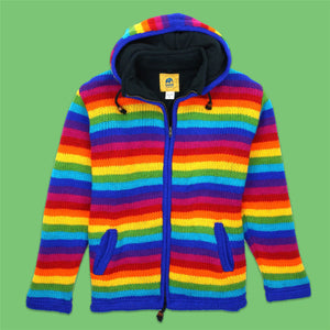 Handgestrickte Strickjacke mit Kapuze aus Wolle – gestreift in hellem Regenbogen