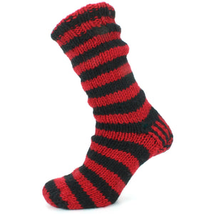 Grob gestrickte, mit Fleece gefütterte Socken – Rot und Schwarz