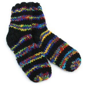 Handgestrickte Knöchelsocken aus Wolle – gestreift, schwarzer Regenbogen, SD