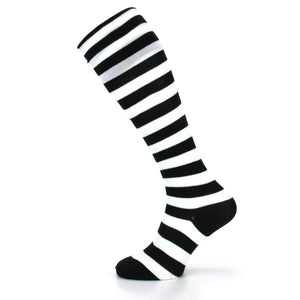 Lange knæhøje stribede sokker - hvide og sorte